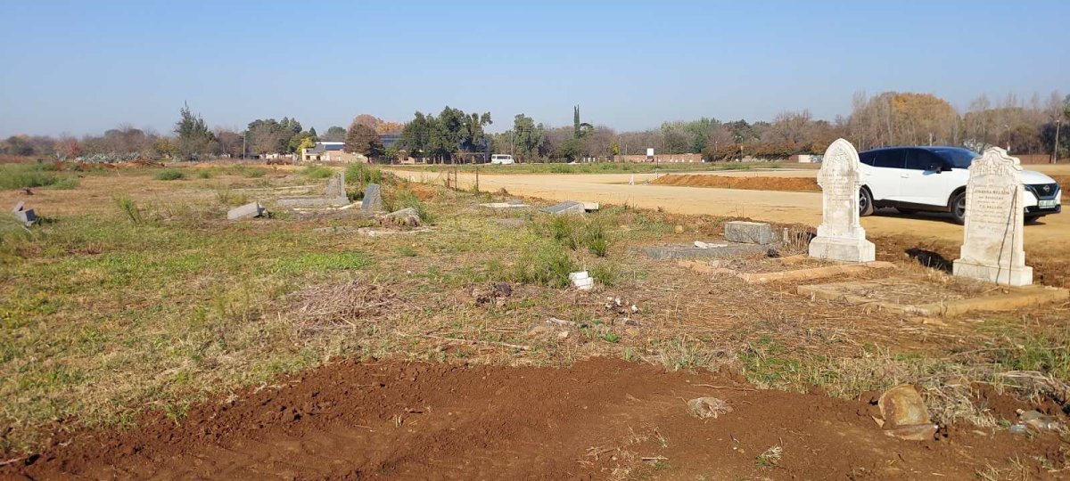 2. Oorsig/Overview - begraafplaas opgeruim