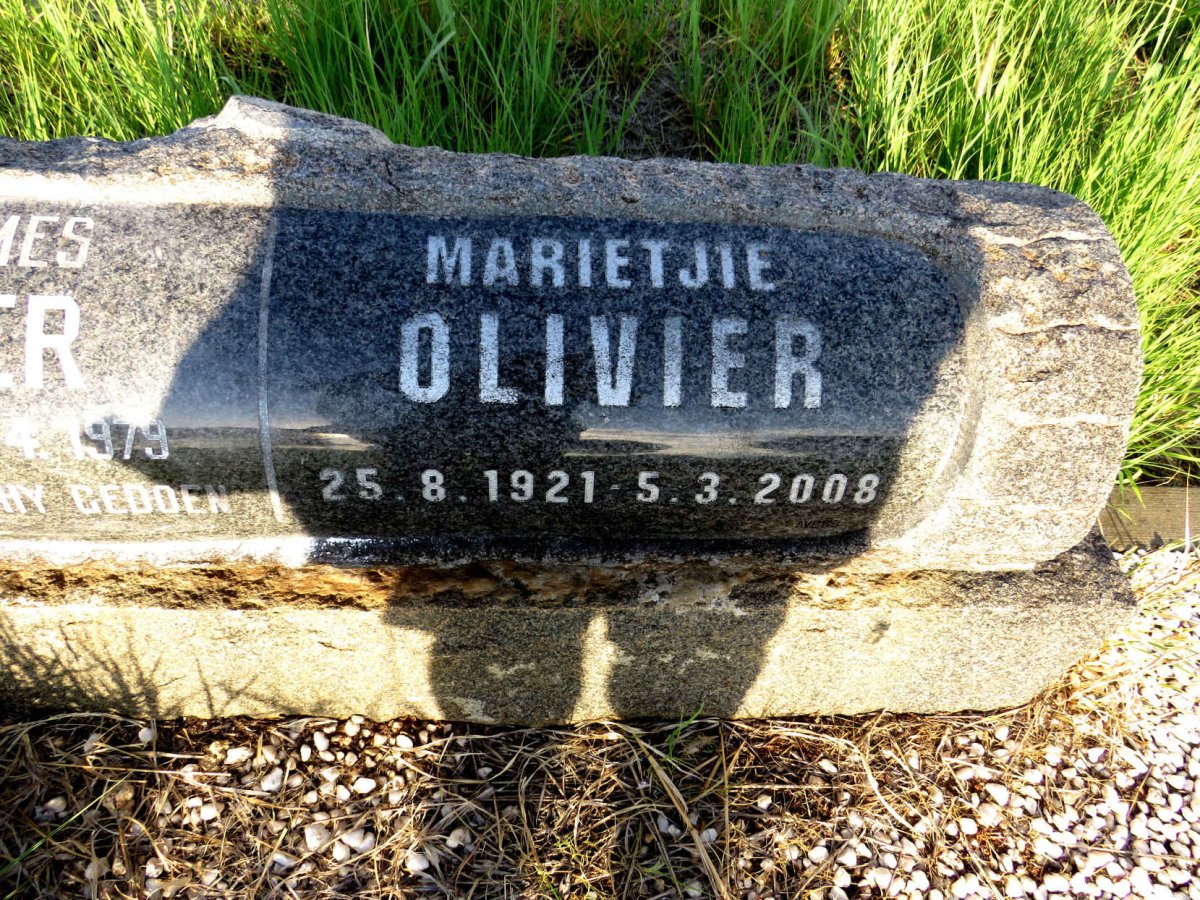 OLIVIER John James 1915-1979 & Marietjie 1921-2008_2